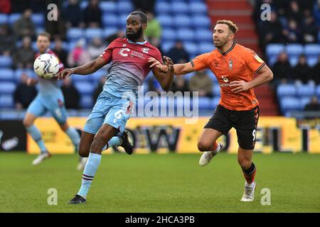 OLDHAM, ROYAUME-UNI.DÉC 26th Hallam Hope d'Oldham Athletic s'est empaqué d'Emmanuel Onariase de Scunthorpe lors du match de la Sky Bet League 2 entre Oldham Athletic et Scunthorpe United à Boundary Park, Oldham, le dimanche 26th décembre 2021.(Crédit : Eddie Garvey | MI News) Banque D'Images