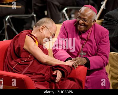 Seattle, Washington, États-Unis.26th décembre 2021.Sa Sainteté le DALAÏ LAMA et l'archevêque DESMOND TUTU parlent des thèmes communs à toutes les traditions spirituelles, le cinquième jour de la Journée interspirituelle.(Credit image: © Daren Fetiman/ZUMA Press) Banque D'Images