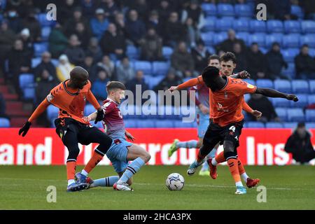 OLDHAM, ROYAUME-UNI.DÉC 26th Dylan Bahamboula d'Oldham Athletic lors du match de la Sky Bet League 2 entre Oldham Athletic et Scunthorpe United à Boundary Park, Oldham, le dimanche 26th décembre 2021.(Crédit : Eddie Garvey | MI News) Banque D'Images