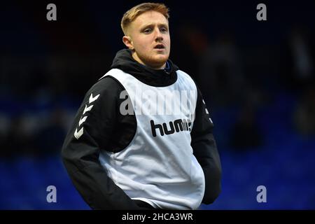 OLDHAM, ROYAUME-UNI.DÉC 26th Davis Keillor-Dunn d'Oldham Athletic lors du match de la Sky Bet League 2 entre Oldham Athletic et Scunthorpe United à Boundary Park, Oldham, le dimanche 26th décembre 2021.(Crédit : Eddie Garvey | MI News) Banque D'Images