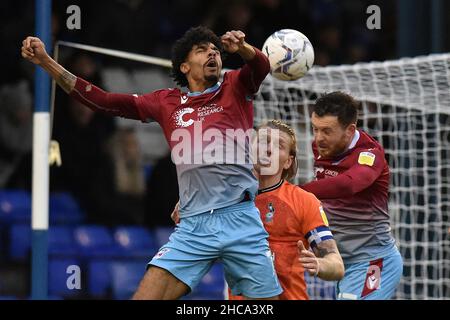 OLDHAM, ROYAUME-UNI.DÉC 26th les défenses Carl Piergianni d'Oldham Athletic avec le vert Devarn de Scunthorpe Unis pendant le match de la Sky Bet League 2 entre Oldham Athletic et Scunthorpe Unis à Boundary Park, Oldham, le dimanche 26th décembre 2021.(Credit: Eddie Garvey | MI News) Credit: MI News & Sport /Alay Live News Banque D'Images