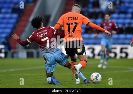 OLDHAM, ROYAUME-UNI.DÉC 26th les défenses Jack Stobbs d'Oldham Athletic avec le vert Devarn de Scunthorpe Unis pendant le match de la Sky Bet League 2 entre Oldham Athletic et Scunthorpe Unis à Boundary Park, Oldham, le dimanche 26th décembre 2021.(Credit: Eddie Garvey | MI News) Credit: MI News & Sport /Alay Live News Banque D'Images