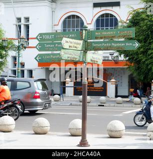 yogyakarta, Indonésie - novembre 20 2021 : panneaux sur la rue Malioboro. Photo prise pendant la journée par les touristes Banque D'Images