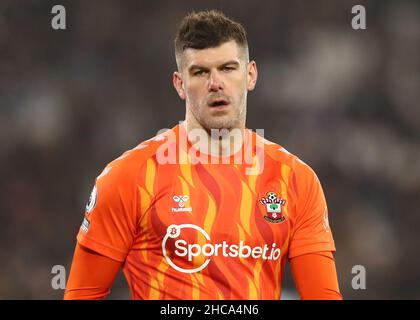 Londres, Angleterre, 26th décembre 2021.Fraser Forster, de Southampton, regarde pendant le match de la Premier League au London Stadium, à Londres.Crédit photo à lire: Jacques Feeney / Sportimage crédit: Sportimage / Alay Live News Banque D'Images