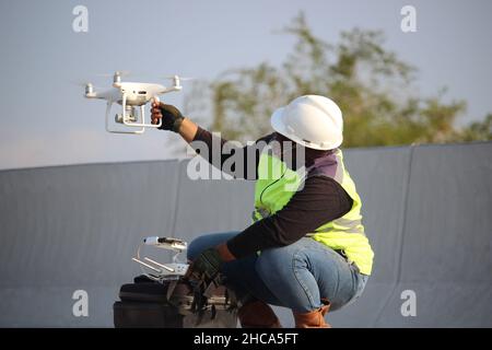 un opérateur de drone volant son drone pour enregistrer l'atmosphère au travail Banque D'Images