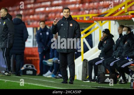 Aberdeen, Écosse, Royaume-Uni.26th décembre 2021; Aberdeen football Club, Aberdeen, Écosse: Scottish Premier League football, Aberdeen versus Dundee FC : Stephen Glass, responsable d'Aberdeen, donne des indications crédit: Action plus Sports Images/Alay Live News Banque D'Images