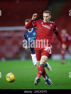 Aberdeen, Écosse, Royaume-Uni.26th décembre 2021; Aberdeen football Club, Aberdeen, Écosse: Scottish Premier League football, Aberdeen versus Dundee FC : David Bates of Aberdeen passe un pass crédit: Action plus Sports Images/Alay Live News Banque D'Images