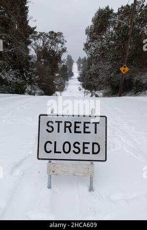 Seattle, Washington, États-Unis.26th décembre 2021.De nombreuses rues résidentielles à l'ouest de Seattle sont fermées à la circulation alors qu'une tempête d'hiver frappe Seattle le dimanche 26 décembre 2021.Crédit : Paul Christian Gordon/Alay Live News Banque D'Images