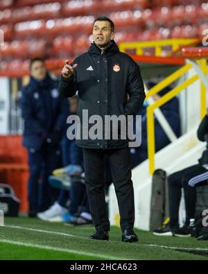 Aberdeen, Écosse, Royaume-Uni.26th décembre 2021; Aberdeen football Club, Aberdeen, Écosse: Scottish Premier League football, Aberdeen versus Dundee FC : Stephen Glass, responsable d'Aberdeen, donne des indications crédit: Action plus Sports Images/Alay Live News Banque D'Images