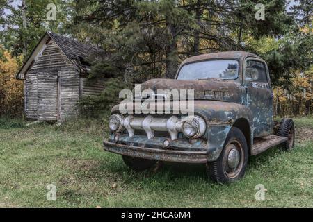 Ancien camion abandonné près du hangar de Lacombe, au Canada Banque D'Images