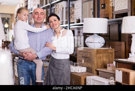 acheteurs familiaux dans le magasin de meubles. Banque D'Images