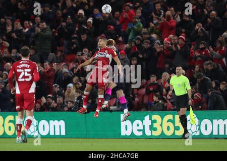 MIDDLESBROUGH, ROYAUME-UNI.DÉC 26th Lee Peltier de Middlesbrough concourt un cueilleur avec Jack Colback de la forêt de Nottingham lors du match de championnat Sky Bet entre Middlesbrough et la forêt de Nottingham au stade Riverside, Middlesbrough, le dimanche 26th décembre 2021.(Credit: Mark Fletcher | MI News) Credit: MI News & Sport /Alay Live News Banque D'Images