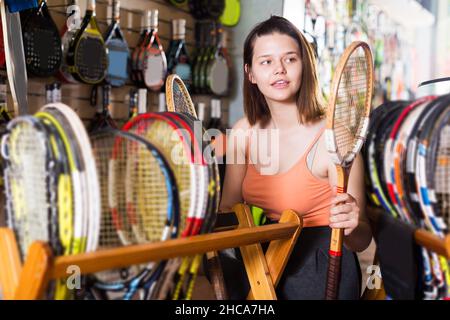 main femelle tenant une raquette de courge et frappant la balle Photo Stock  - Alamy