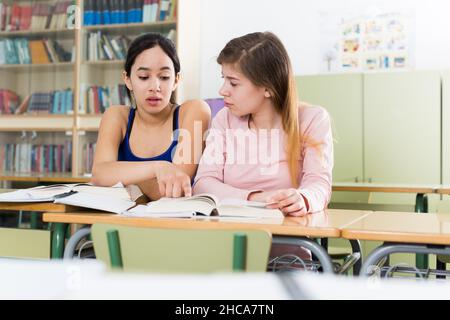 Des lycéennes souriantes apprennent à la réception Banque D'Images