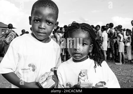 Johannesburg, Afrique du Sud - 21 octobre 2008 : jeunes enfants africains posant pour une photo sur le terrain de jeu de l'école Banque D'Images