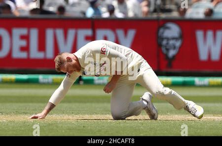 Ben Stokes, en Angleterre, perd son pied pendant le deuxième jour du troisième test de cendres au Melbourne Cricket Ground, à Melbourne.Date de la photo: Lundi 27 décembre 2021. Banque D'Images