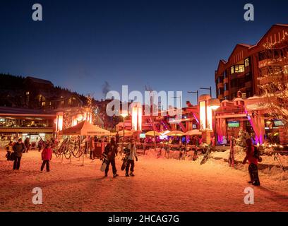 Après le ski dans le village de Whistler au crépuscule en hiver. Banque D'Images