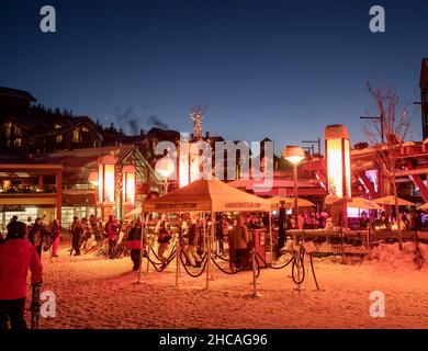 Après le ski dans le village de Whistler au crépuscule en hiver. Banque D'Images