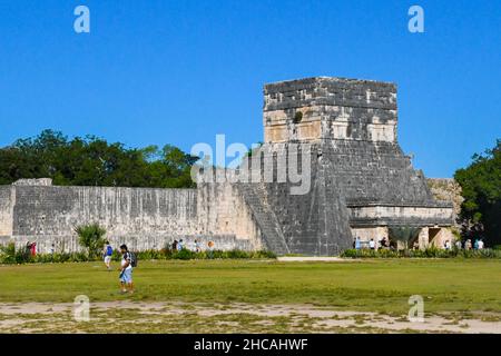 Les structures du Grand Ballcourt, Chichen Itza, Yucatan, Mexique Banque D'Images