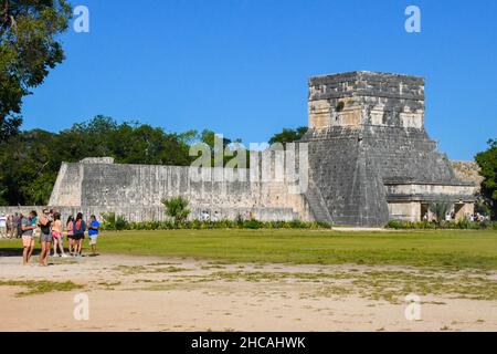 Les structures du Grand Ballcourt, Chichen Itza, Yucatan, Mexique Banque D'Images