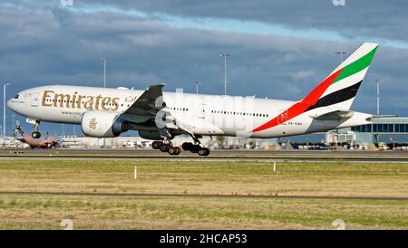 Emirates Boeing 777-200LR atterrissage à l'aéroport d'Adélaïde (YPAD). Banque D'Images