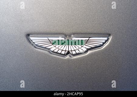 Badge Aston Martin sur le capot. Banque D'Images