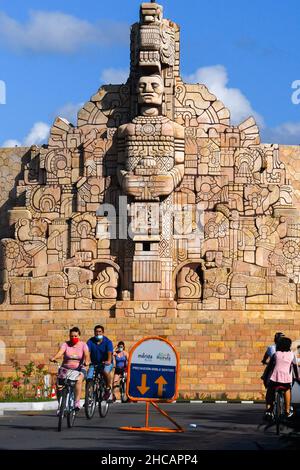 Les gens font du vélo à côté du Monument de la Fatherland (1956) par le sculpteur colombien Romulo Rozo Pena à Paseo de Montejo, Merida, Mexique Banque D'Images