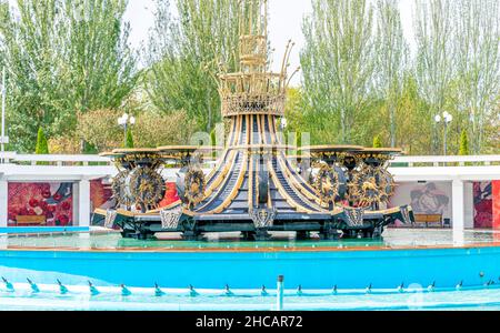 Fontaine avec une sculpture d'une couronne avec les signes du zodiaque dans le Parc du Premier Président - un point de repère urbain à Almaty, Kazakhstan Banque D'Images