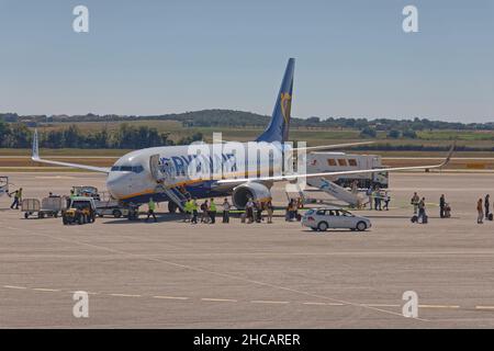 Boeing 737 sur la piste de l'aéroport Pula Croatie Banque D'Images