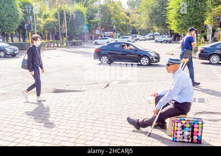 Un homme aveugle handicapé mendiant dans une rue à Almaty, Kazakhstan Banque D'Images