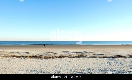 Un seul vélo sur une plage de sable claire et isolée à Hilton Head, Caroline du Sud, États-Unis ; amusement, exercice et détente par une journée ensoleillée. Banque D'Images