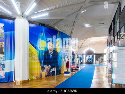 La salle de l'histoire moderne avec le premier président Nazarbaev exposants au Musée d'Etat du Kazakhstan, Almaty Banque D'Images