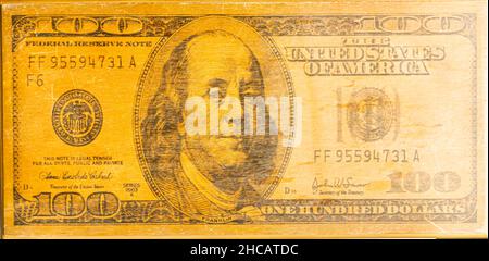 100 US dollars note imprimée comme une couverture sur un jeu de Backgammon en bois ou en retard Banque D'Images