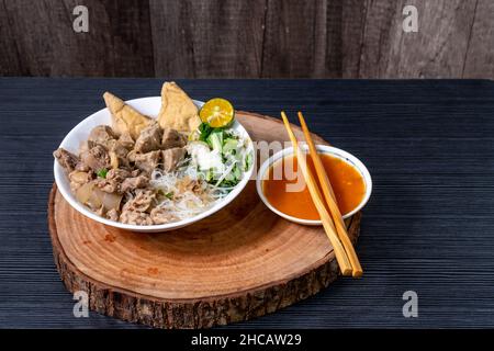 Boulettes de viande de bœuf avec garniture de bœuf, tofu farci, boulettes de tendon, vermicelles et légumes Banque D'Images