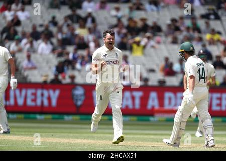 MELBOURNE, AUSTRALIE - 27 DÉCEMBRE : James Anderson, d'Angleterre, célèbre le cricket de Marcus Harris, d'Australie, lors du deuxième jour du troisième match de cricket Vodafone Test entre l'Australie et l'Angleterre au Melbourne Cricket Ground, le 27 décembre 2021 à Melbourne, en Australie.Image Credit: brett keating/Alay Live News Banque D'Images