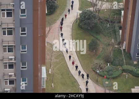 XI'AN, CHINE - 27 DÉCEMBRE 2021 - photo aérienne prise le 27 décembre 2021 montre des résidents en attente de tests d'acide nucléique dans une communauté fermée à Banque D'Images