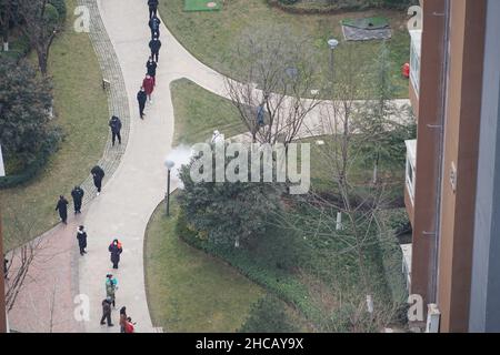 XI'AN, CHINE - 27 DÉCEMBRE 2021 - photo aérienne prise le 27 décembre 2021 montre des résidents en attente de tests d'acide nucléique dans une communauté fermée à Banque D'Images