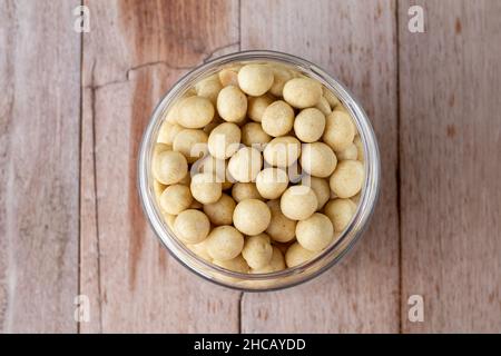 Arachides pilus, arachides enveloppées de farine blanche salée, goût salé, en-cas typiques de la région indonésienne Banque D'Images