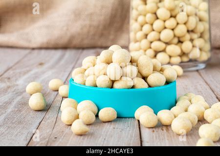 Arachides pilus, arachides enveloppées de farine blanche salée, goût salé, en-cas typiques de la région indonésienne Banque D'Images