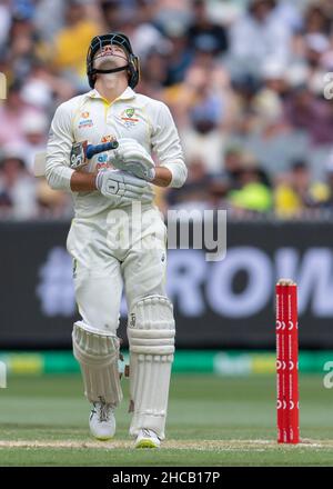 Melbourne, Australie..27th décembre 2021.Alex Carey, d'Australie, semble découragé en quittant le terrain de jeu après avoir été licencié par Ben Stokes, d'Angleterre, au cours du deuxième jour du troisième match de test de la série Ashes entre l'Australie et l'Angleterre au Melbourne Cricket Ground, le 27 décembre 2021 à Melbourne, en Australie.(Usage éditorial seulement) Credit: Izhar Ahmed Khan/Alamy Live News/Alamy Live News Banque D'Images