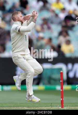 Melbourne, Australie..27th décembre 2021.Ben Stokes, d'Angleterre, s'est mis à la coupe pendant le deuxième jour du troisième match de test de la série Ashes entre l'Australie et l'Angleterre au Melbourne Cricket Ground, le 27 décembre 2021 à Melbourne, en Australie.(Usage éditorial seulement) Credit: Izhar Ahmed Khan/Alamy Live News/Alamy Live News Banque D'Images