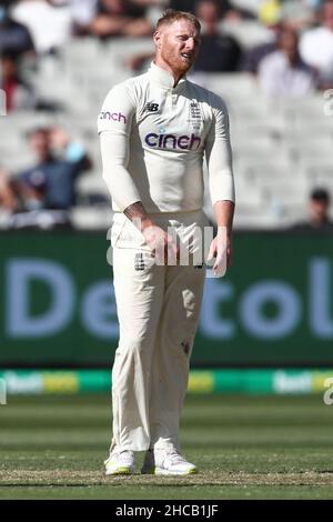 MELBOURNE, AUSTRALIE - 27 DÉCEMBRE : Ben Stokes d'Angleterre pendant la deuxième journée du troisième match de cricket Vodafone Test entre l'Australie et l'Angleterre au Melbourne Cricket Ground le 27 décembre 2021 à Melbourne, en Australie.Image Credit: brett keating/Alay Live News Banque D'Images