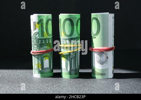 Gros plan sur la liste des Euro Money. Jeu de billets en euros - monnaie de l'UE. Roulé avec des billets d'euro en caoutchouc. Les billets sont empilés les uns sur les autres dans différents Banque D'Images