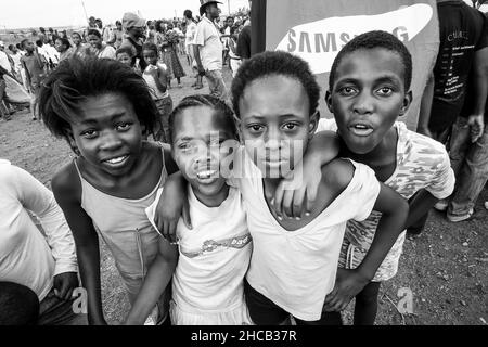 Johannesburg, Afrique du Sud - 21 octobre 2008 : jeunes enfants africains posant pour une photo sur le terrain de jeu de l'école Banque D'Images