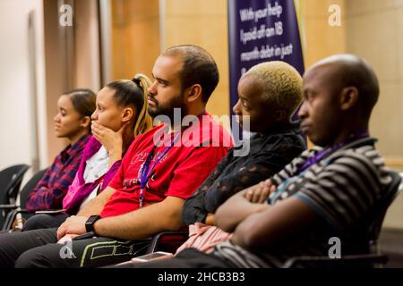 Johannesburg, Afrique du Sud - 23 février 2018 : divers étudiants adultes qui assistent à une classe sur la finance Banque D'Images