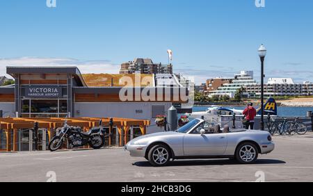 Vue sur la voiture convertible gris argenté, port intérieur en arrière-plan.Silver Mazda MX-5 garée dans une rue de Victoria C.-B., Canada-juillet 21,2021.Rue Banque D'Images