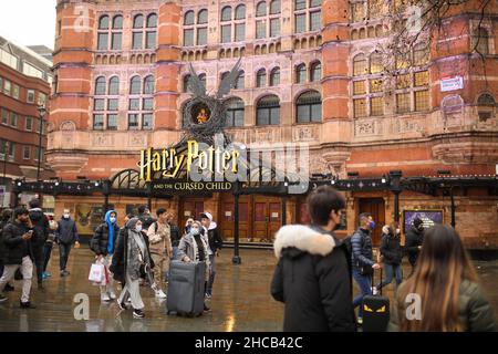 Londres, Royaume-Uni.26th décembre 2021.Photo prise le 26 décembre 2021 montre le Palace Theatre, qui est fermé le lendemain de Noël, à Londres, en Grande-Bretagne.Crédit: Tim Ireland/Xinhua/Alamy Live News Banque D'Images