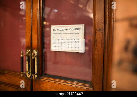 Londres, Royaume-Uni.26th décembre 2021.Photo prise le 26 décembre 2021 montre le panneau pour une représentation annulée au Palace Theatre, à Londres, en Grande-Bretagne.Crédit: Tim Ireland/Xinhua/Alamy Live News Banque D'Images