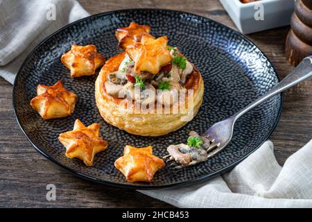 Champignons crémeux et chorizo vol-au-vents Banque D'Images