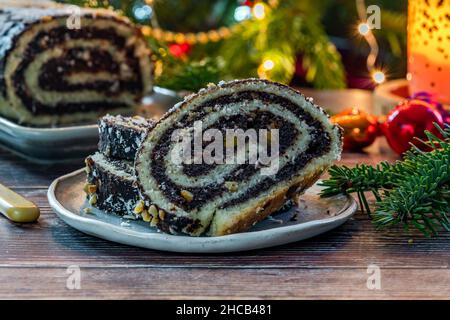 Makowiec - gâteau polonais traditionnel aux graines de pavot de Noël avec noix Banque D'Images